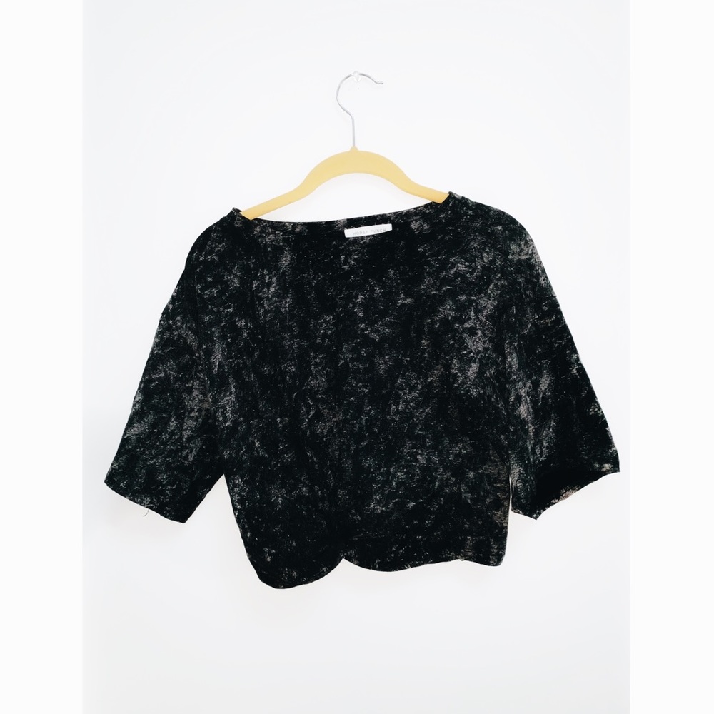 Black top with knot in front. Super cute 🖤